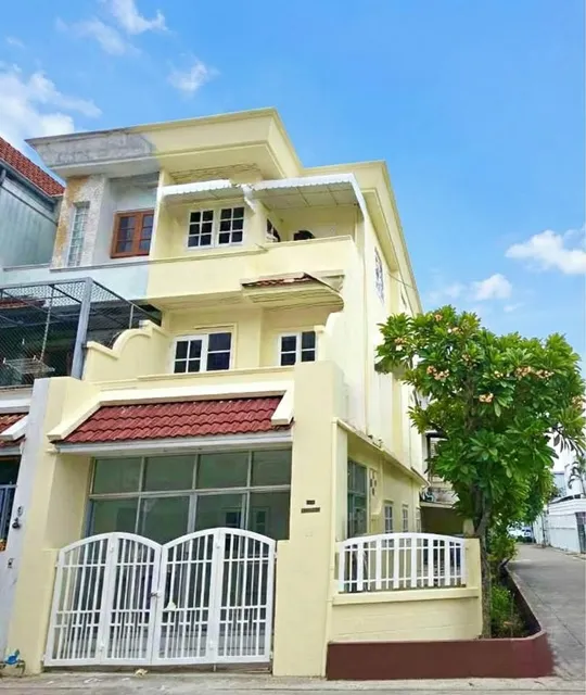 ทาวน์โฮม 3 ชั้น หลังมุม 4นอน 3น้ำ 36ตร.ว. ถ.โชคชัย 4 ซอย 68-74 244 ตร.ม. MRT ลาดพร้าว 71 800 ม. ตลาดโชคชัย 4 700 ม.