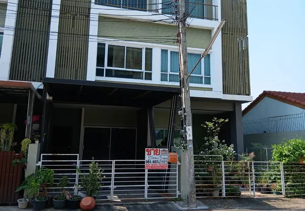 ขายทาวน์เฮ้าส์ หมู่บ้านนลิน อเวนิว 2 รามคำแหง 144 เนื้อที่ 17 ตร.ว. 3 ชั้น 3 นอน 3 น้ำ