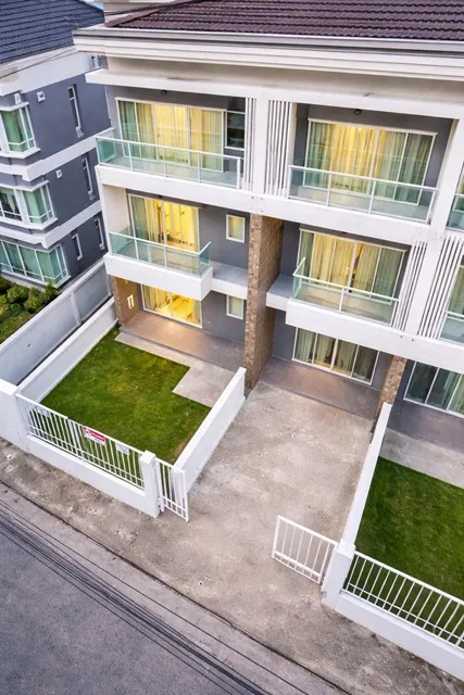 ถ.อ่อนนุช50-54 ใกล้ MRT ศรีนครินทร์38 1.2กม. ทาวน์โฮม 3 ชั้น 3 นอน 4 น้ำ สไตล์โมเดิร์น แต่งครบ 27ตร.ว. 320ตร.ม ซีคอนสแคว