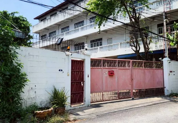 ขายโรงงาน ซอยกรุงเทพนนท์ 12 ถนนกรุงเทพ-นนทบุรี เนื้อที่ 441.2 ตร.ว. 2 อาคาร 4 ชั้น