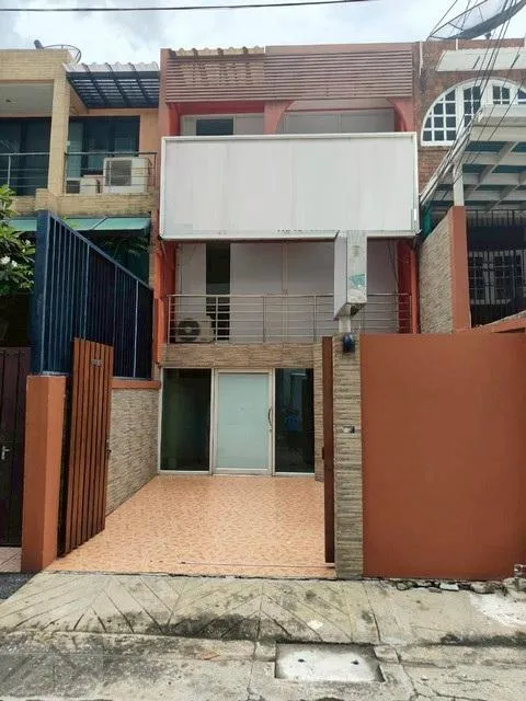 ให้เช่าทาวน์เฮ้าส์ 3 ชั้น 300 ตร.ม. ถนนสุขุมวิท 55 ใกล้ดองกิมอลล์ และ BTS ทองหล่อ