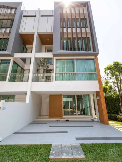 ขายโฮมออฟฟิศสไตล์ Modern 3 ชั้นครึ่ง ใจกลางสุขุมวิท โครงการควอลิเทีย สุขุมวิท 62 Qualitia Sukhumvit 62 ใกล้ BTS บางจาก 2