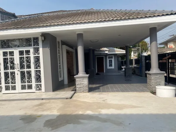 ให้เช่าบ้านเดี่ยว 5 ห้องนอน 5 ห้องน้ำ หมู่บ้านโรยัล ปาร์ควิลล์ 100 ตารางวา ซอยสุวินทวงศ์ 44
 พื้นที่ใช้สอยประมาณ 300 ตารางเมตร