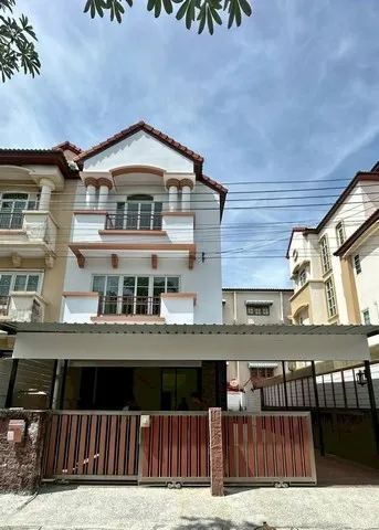 ให้เช่าทาวโฮม 3.5 ชั้น ตกแต่งใหม่ทั้งหลัง หมู่บ้านสรานนท์ ปากเกร็ด หลังมุม 50 ตร.ว. 7 ห้องนอน แอร์7 เครื่อง ที่จอดรถ 5 ค