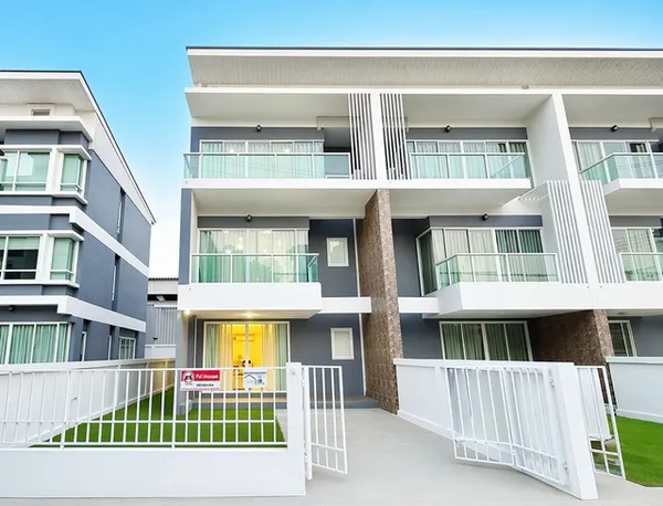 ซีคอนสแควร์ ศรีนครินทร์ ใกล้ MRT ศรีนครินทร์38 1.2กม. ถ.อ่อนนุช50-54 ทาวน์โฮม 3 ชั้น 3นอน 4 น้ำ สไตล์โมเดิร์น แต่งครบ 27