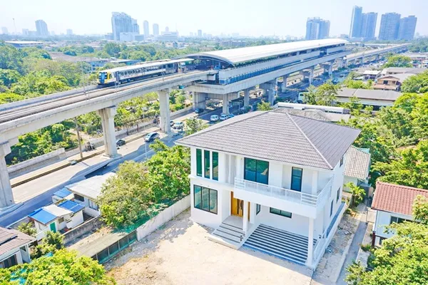 รัชดา34-38 คฤหาสน์ 2 ชั้น 5นอน MRTลาดพร้าว 1.5กม.เซ็นทรัล ลาดพร้าว 2.5 กม. 100 ตร.ว. 300 ตร.ม. Double Volume ม.ราชภัฏจัน