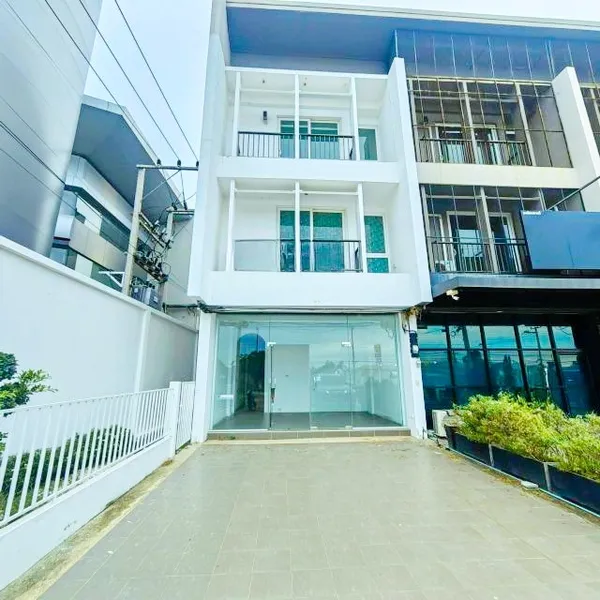 พลายชุมพล ใกล้เซ็นทรัลพิณุโลก 1.6 กม. อาคารพาณิชย์ 3 ชั้น 3นอน 3น้ำ ถนนวงแหวน by pass 16ตร.วา. 190ตร.ม. เมืองพิษณุโลก รพ