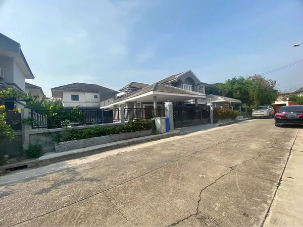 ให้เช่าบ้านเดี่ยว เนื้อที่100 ตารางวา ซอยสุวินทวงศ์ 44 มี 5 ห้องนอน 5 ห้องน้ำ หมู่บ้านโรยัล ปาร์ควิลล์