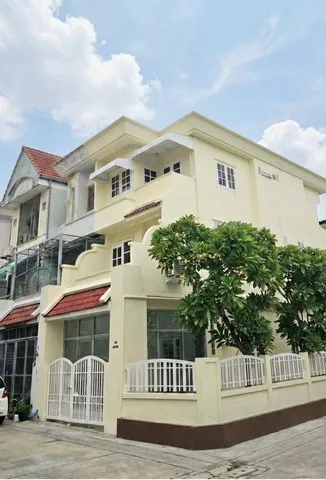 ให้เช่าทาวน์โฮม 3 ชั้น 36 ตร.ว. ย่านโชคชัย 4 ซอย 72 รีโนเวทใหม่ ใกล้ รร.สตรีวิทยา2