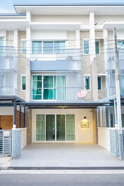 CDC500ม. ทาวน์โฮม 3ชั้น 3นอน เลียบด่วนเอกมัย รามอินทรา 3น้ำ ใกล้เดอะ คริสตัล 800 ม. 27 ตร.ว. 320 ตร.ม.ถ.ลาดพร้าว87