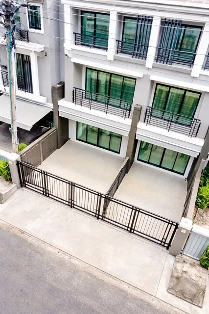 ตลาดพระประแดงอาเขต ถ.สุขสวัสดิ์31-37 ทาวน์โฮม 3ชั้น 3นอน 3น้ำ ใกล้แยกพระประแดง 400 ม. 22 ตร.ว. 260 ตร.ม. ห้างบิ๊กซี สุขส