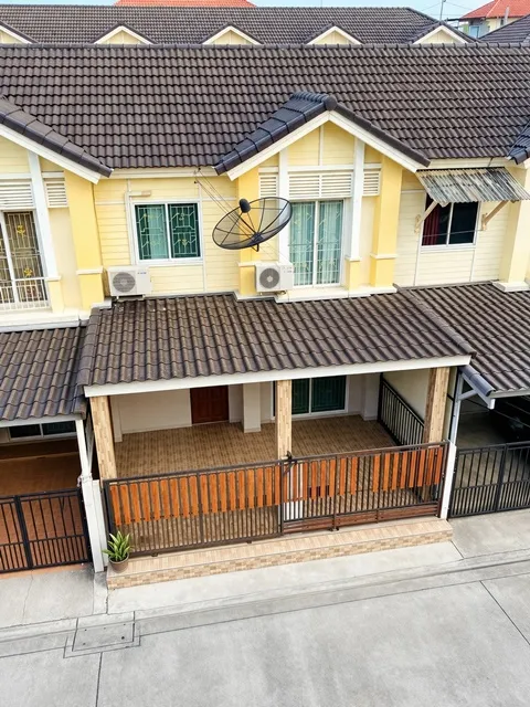 ทาวน์เฮ้าส์ 2ชั้น 3นอน 2น้ำ ใกล้รถไฟฟ้าสายสีแดง หลักหก 600ม. โปร่งโล่ง 19 ตร.วา. 150 ตร.ม. ม.รังสิต 1.88กม.