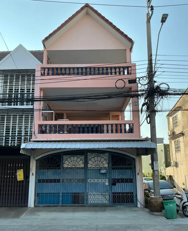 ทาวน์เฮ้าส์ 3 ชั้น บ้านหลังมุม จอดรถได้ 6 คัน หลังเซ็นทรัลปิ่นเกล้า