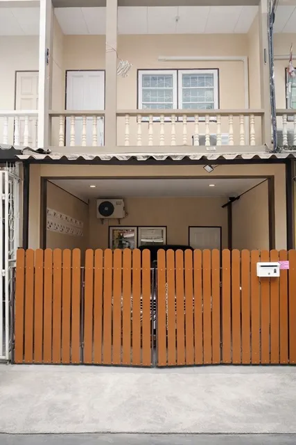 ทาวน์เฮ้าส์ หมู่บ้านแอร์ 16 ตรว. 128ตรม. 2-3นอน 3แอร์ สถานีรถไฟฟ้า BTSคูคต 2.3กม. แม็คโคร โลตัสใหญ่ ลำลูกกาคลอง2-3