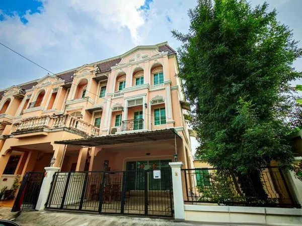 HR 9741 ให้เช่าทาวน์โฮม 3 ชั้น รีโนเวทใหม่ 4 ห้องนอน The URBAN สาทร เพียง 4 นาทีถึง BTS บางหว้า