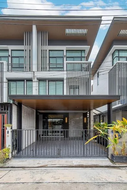 ขายบ้านแฝด 3 ชั้น 20 ตร.ว. ถนนโชคชัย 4 ซอย 18 ใกล้ MRT สถานีโชคชัย 4