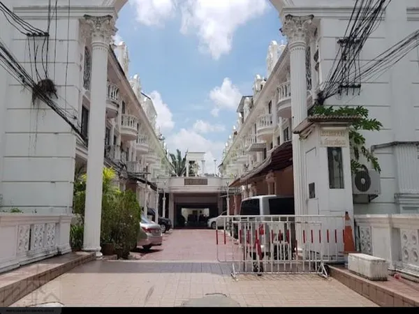 HR 9757 ให้เช่าทาวน์โฮมหรู 4 ชั้น 250 ตร.ม. โครงการ Leo Classic Place ใจกลางทองหล่อ 49 ใกล้โรงพยาบาลสมิติเวช สุขุมวิท