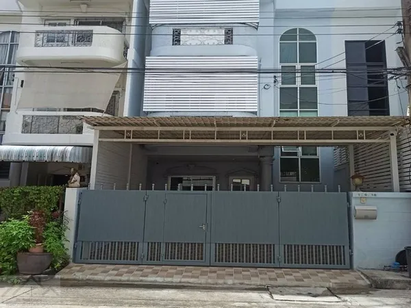 ขายทาวน์โฮม 3 ชั้น 36 ตรว. 4 ห้องนอน หมู่บ้าน 84 แมนชั่น ซอยประดิษฐ์มนูธรรม 5 ลาดพร้าว 84 เลียบด่วน