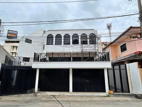 HR 9768 ให้เช่าและขายบ้านเดี่ยว 3 ชั้น ซอยอุดมสุข 52 สุขุมวิท103 รีโนเวทใหม่ ใกล้BTSอุดมสุข และMRTศรีอุดม เหมาะอยู่อาศัย