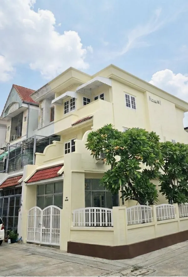 HR 9767 ให้เช่าทาวน์โฮม 3ชั้น รีโนเวทใหม่ โชคชัย 4 ซอย 72 ลาดพร้าว ใกล้ รร.สตรีวิทยา2