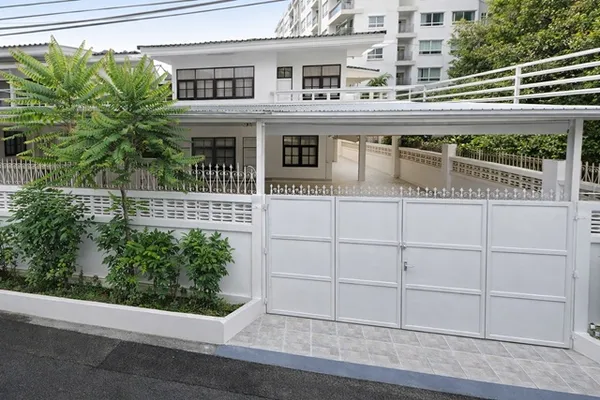 ใกล้ MRT ห้วยขวาง 1กม. บ้านเดี่ยว 2 ชั้น 3-4นอน ประชาราษฎร์บำเพ็ญ 20-28 สนง.เขตห้วยขวาง 80ตร.ว. 270ตร.ม..จอดรถ 4-6 คัน ต