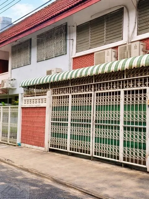 ให้เช่าทาวน์เฮ้าส์ 2 ชั้น 23 ตร.ว. ถนนรัชดาภิเษก 3 ซอยโพธิ์ปั้น ใกล้เซ็นทรัล พระราม 9