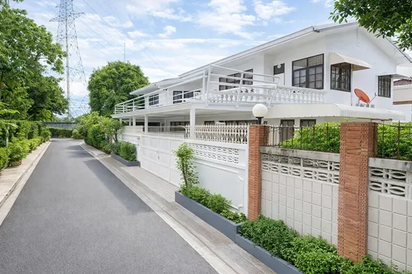 ประชาราษฎร์บำเพ็ญ 20-28 บ้านเดี่ยว 2 ชั้น 3-4นอน ใกล้ MRT ห้วยขวาง 1กม. สนง.เขตห้วยขวาง 80ตร.ว. 270ตร.ม..จอดรถ 4-6 คัน ต