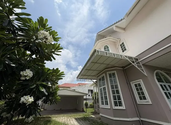 บ้านเดี่ยวหลังมุม ปากซอย 5 หมู่บ้านเมืองทอง 4 ซอยปุณณวิถี 53 ถนนสุขุมวิท 101 (ซอยวัดธรรมมงคล)