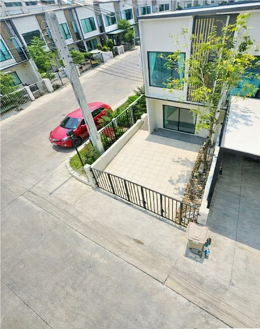 เมกาบางนา 2 กม. ใกล้ตลาดบางแก้ว 1 กม.18ตร.วา. 145ตร.ม สนามกอล์ฟเมืองแก้ว1.7กม วัดคลองปลัดเปรียง 1.1กม. ทาวน์เฮ้าส์ 2ชั้น