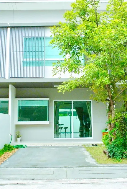 พร้อมสวนส่วนตัว เฟอร์ฯบิ้วอินครบ ใกล้ เอแบคบางนา 900 ม. ทาวน์เฮ้าส์ 2 ชั้น 2 นอน 3 น้ำดีไซน์สไตล์โมเดริน์ 18 ตร.วา. 145