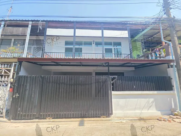 ขาย ทาวน์เฮาส์รีโนเวทใหม่พร้อมอยู่ในซอยรัชดา 32 บนทำเลใจกลางเมือง เดินทางสะดวกใกล้ถนนรัชดาภิเษก ลาดพร้าว และ MRT ภาวนา พร้อมฟังก์ชัน 5 ห้องนอน 2 ห้องน้ำ ตอบโจทย์ทั้งอยู่อาศัยและทำโฮมออฟฟิศได้