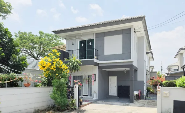 บ้านเดี่ยว หลังมุม พื้นที่กว้าง หมู่บ้าน เซนโทร วัชรพล เปลี่ยนพื้นชั้น 2 ใหม่ทั้งหมด ต่อเติมห้องด้านข้าง พร้อมพื้นที่สวน และพื้นที่ชมวิว เปิดรับลมสำหรับพักผ่อน