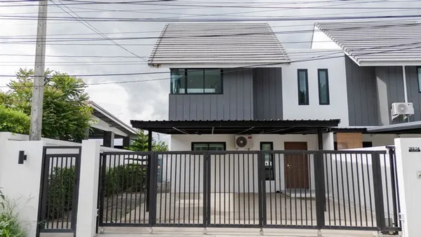 ขายบ้านใหม่ 3นอน3น้ำ 40ตรว. ลดเหลือ2.1ลบ. ฟรีโอน ถูกกว่าประเมิน เฟอร์ของแถม ใกล้ ถ.ต้นยาง วงแหวน4 บ้านปากกอง ต.สารภี อ.ส