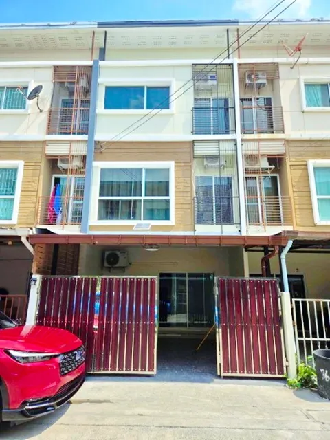 ทาวน์โฮม 3 ชั้น 3 นอน 3 น้ำ ใกล้ ธัญญะ ซิตี้ พัฒนาการ30-34 พาร์ค 900 ม. รีโนเวทใหม่ทั้งหลัง 20 ตร.วา.เฟอร์ฯ เครื่องใช้ไฟ