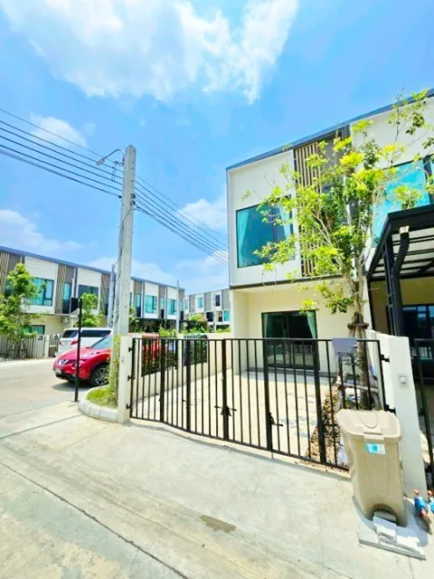 วัดคลองปลัดเปรียง 1.1กม. ทาวน์เฮ้าส์ 2ชั้น สนามกอล์ฟเมืองแก้ว1.7กม ให้เช่า 2นอน 2น้ำ เมกาบางนา 2 กม. ใกล้ตลาดบางแก้ว 1 ก