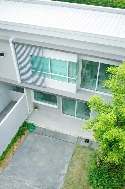 พร้อมสวนส่วนตัว เฟอร์ฯบิ้วอินครบ ใกล้ เอแบคบางนา 900 ม. ทาวน์เฮ้าส์ 2 ชั้น 2 นอน 3 น้ำดีไซน์สไตล์โมเดริน์ 18 ตร.วา. 145