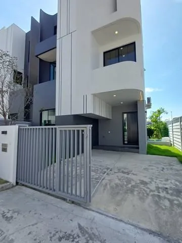 ให้เช่าบ้านแฝด 3 ชั้น 203 ตร.ม. อัลติจูด ฟอเรสต์ อ่อนนุช-ลาดกระบัง พร้อมสระว่ายน้ำ