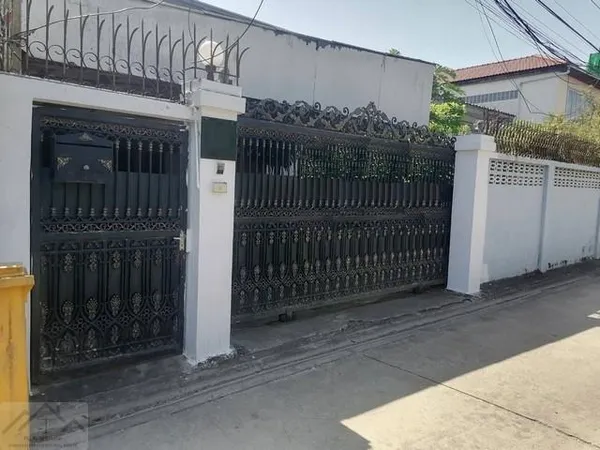 HS 1903 ขายบ้านพร้อมที่ดิน 99 ตรว. 5 ห้องนอน ซอยพหลโยธิน 24 ทะลุลาดพร้าวซอย 1 กับ ซอย 15 ได้ ใกล้ BTS พหลโยธิน 24