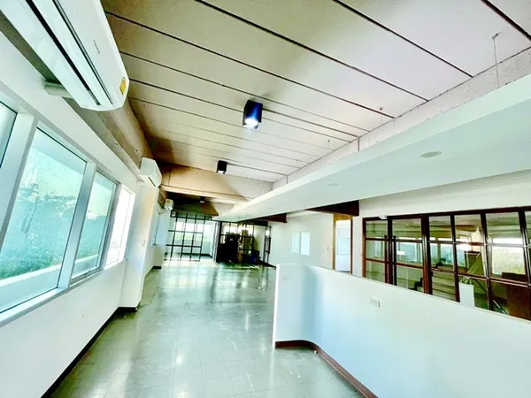 BTS ลาดพร้าว 71 900 ม. อาคาร 4 ชั้นให้เช่าชั้น 3 รองรับการใช้งาน 7 ห้องสำนักงาน 2 น้ำ ใกล้ เซ็นทรัล อีสต์วิลล์ 700 ม. 24