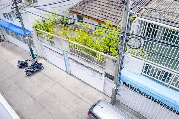 BTSสุรศักดิ์472ม.สาทรใต้ 2คูหาติดกัน ทาวน์เฮาส์ 2 ชั้น 2 คูหา 6นอน 3น้ำ เพียงระยะเดินทางสั้น ๆ เจริญราษฎร์ ยานนาวา