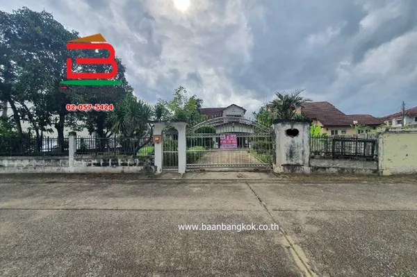 ที่ดินพร้อมบ้าน เนื้อที่ 202.7 ตร.ว. หมู่บ้านชลลดา รามอินทรา (กาญจนาภิเษก ซ.7) ถนนรามอินทรา แขวงท่าแร้ง เขตบางเขน