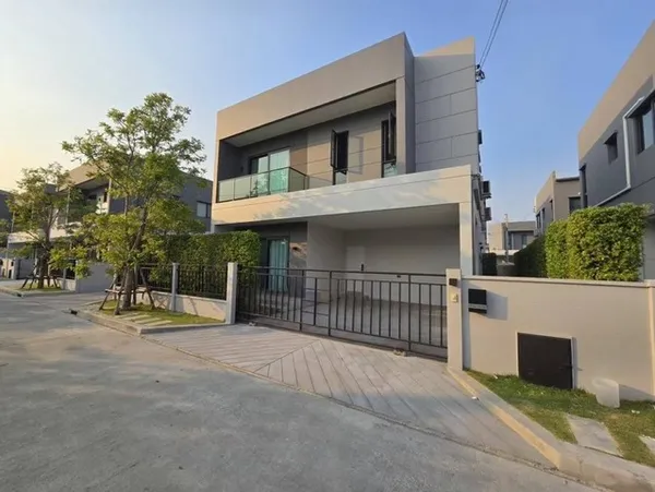 ให้เช่า บ้านเดี่ยว Centro บางนา บ้านมุม เฟอร์ครบ ใกล้ Mega Bangna พร้อมอยู่