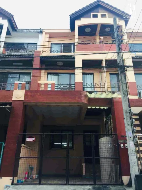 ขายหมู่บ้านธนกาญจน์ รัตนาธิเบศร์  ทาวน์โฮม 3 ชั้น ติดถนนใหญ่ ใกล้รถไฟฟ้าเพียง 50 เมตร เหมาะอยู่อาศัยเอง หรือปล่อยเช่า ทำเลดี มีดีมานด์สูง