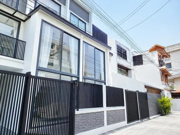 ใกล้รร.นานาชาติ BAIS 900 ม. 21 ตร.ว. เอกมัย 18-24 ทองหล่อ โฮมออฟฟิศ 3 ชั้น 3 นอน 3 น้ำ 200 ตร.ม. เดินทางสะดวกBTS เอกมัย