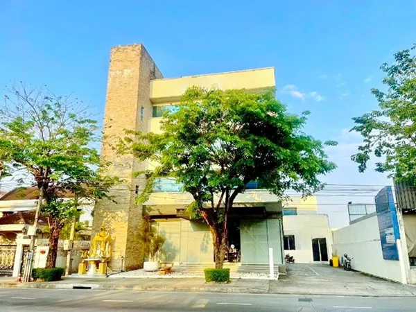 BTS ลาดพร้าว 71 900 ม. 2 น้ำ 240 ตร.ม. 60 ตร.ว.ใกล้ เซ็นทรัล อีสต์วิลล์ 700 ม. อาคาร 4 ชั้นให้เช่าชั้น3 7ห้องสำนักงาน