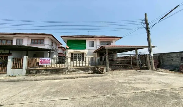 บ้านเดี่ยว หมู่บ้าน เลคการ์เด้นวิลเลจ เนื้อที่ 54.1 ตรว. ใกล้สถานีรถไฟ คลองหลวงแพ่ง ถนนกรุงเทพ-ชลบุรี สายใหม่ แขวงขุมทอง เขตลาดกระบัง