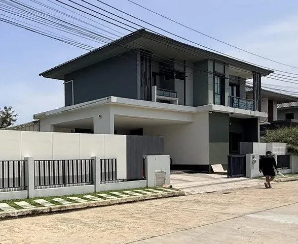 ให้เช่าบ้าน หมู่บ้านสราญสิริ ศรีวารี ใกล้ สนามบินสุวรรณภูมิ บ้านเดี่ยว 2 ชั้น 93 ตร.วา 240 ตรม.4 ห้องนอน 5 ห้องน้ำ - แอร์ 3 เครื่อง (RH1498)