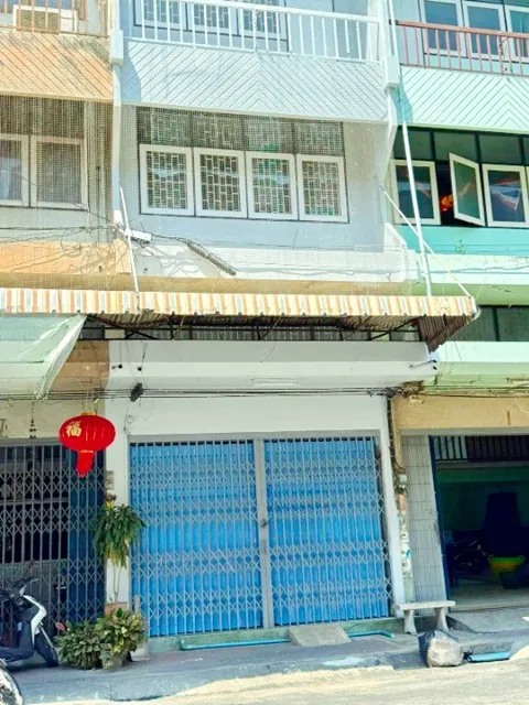 ใกล้องค์พระปฐมเจดีย์ 1.3 กม. ชุมชนบ่อพลับ 20 ตร.ว. 250 ตร.ม. รพ.นครปฐม 1กม. สถานีรถไฟนครปฐม 468ม. อาคาร 3.5 ชั้น 2 นอน 2