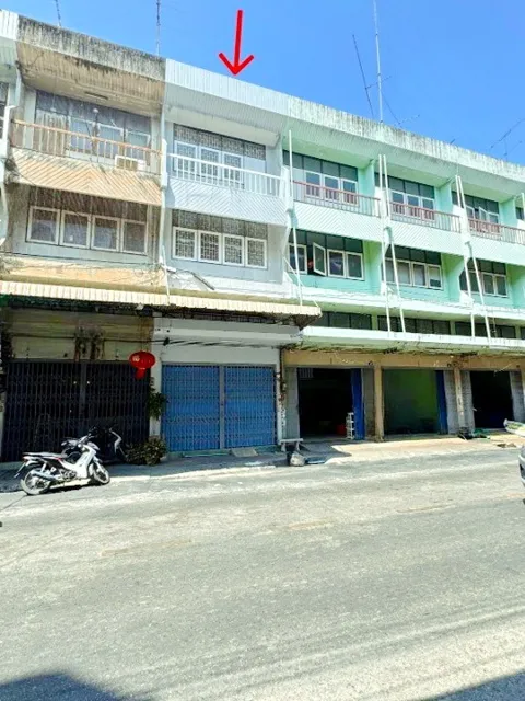 รพ.นครปฐม 1กม. สถานีรถไฟนครปฐม 468ม. อาคาร 3.5 ชั้น 2 นอน 2 น้ำ ใกล้องค์พระปฐมเจดีย์ 1.3 กม. ชุมชนบ่อพลับ 20 ตร.ว. 250 ต