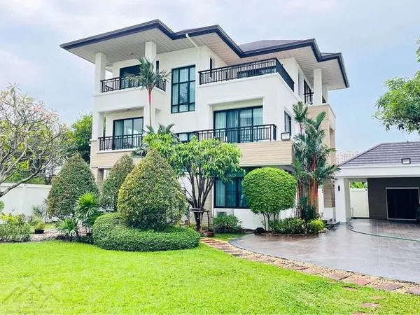 HR 9826 ให้เช่าบ้านเดี่ยว 3 ชั้น หลังใหญ่ 210 ตรว, 4 ห้องนอน ซอยรัชดา 32 จันทรเกษม พร้อมสวนขนาดใหญ่